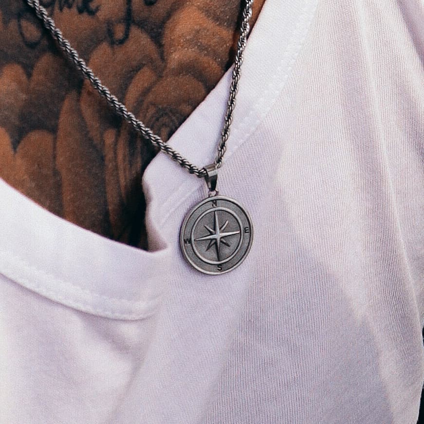 Elegance in Simplicity: Embracing Minimalist Men's Necklaces